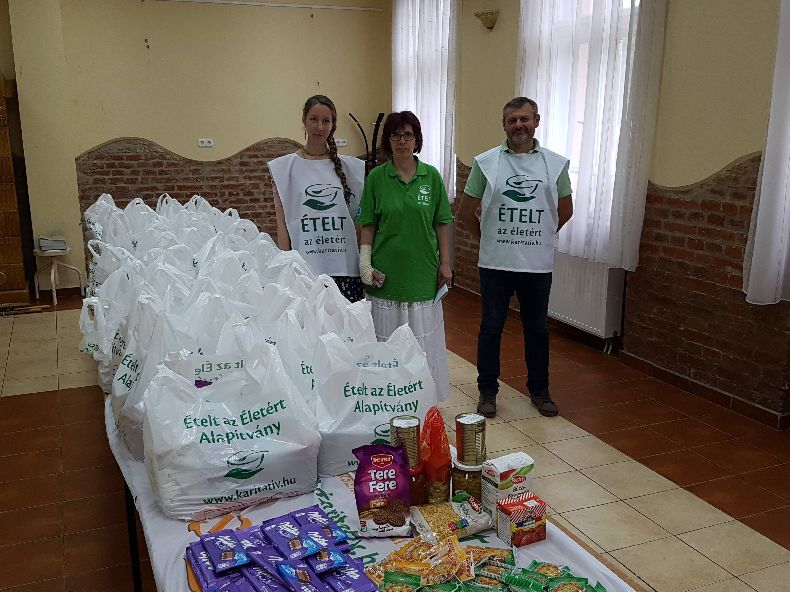 Újabb 50 csomag élelmiszer adomány érkezett Mikepércsre